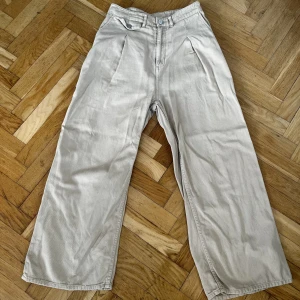  Beiga högmidgade jeans - Säljer nu mina gammla jeans som tyvärr inte kommer till användning längre. Jag här ungefär 163 och de är i prefekt längd för mig. Säljer de för 150+ frakt💞