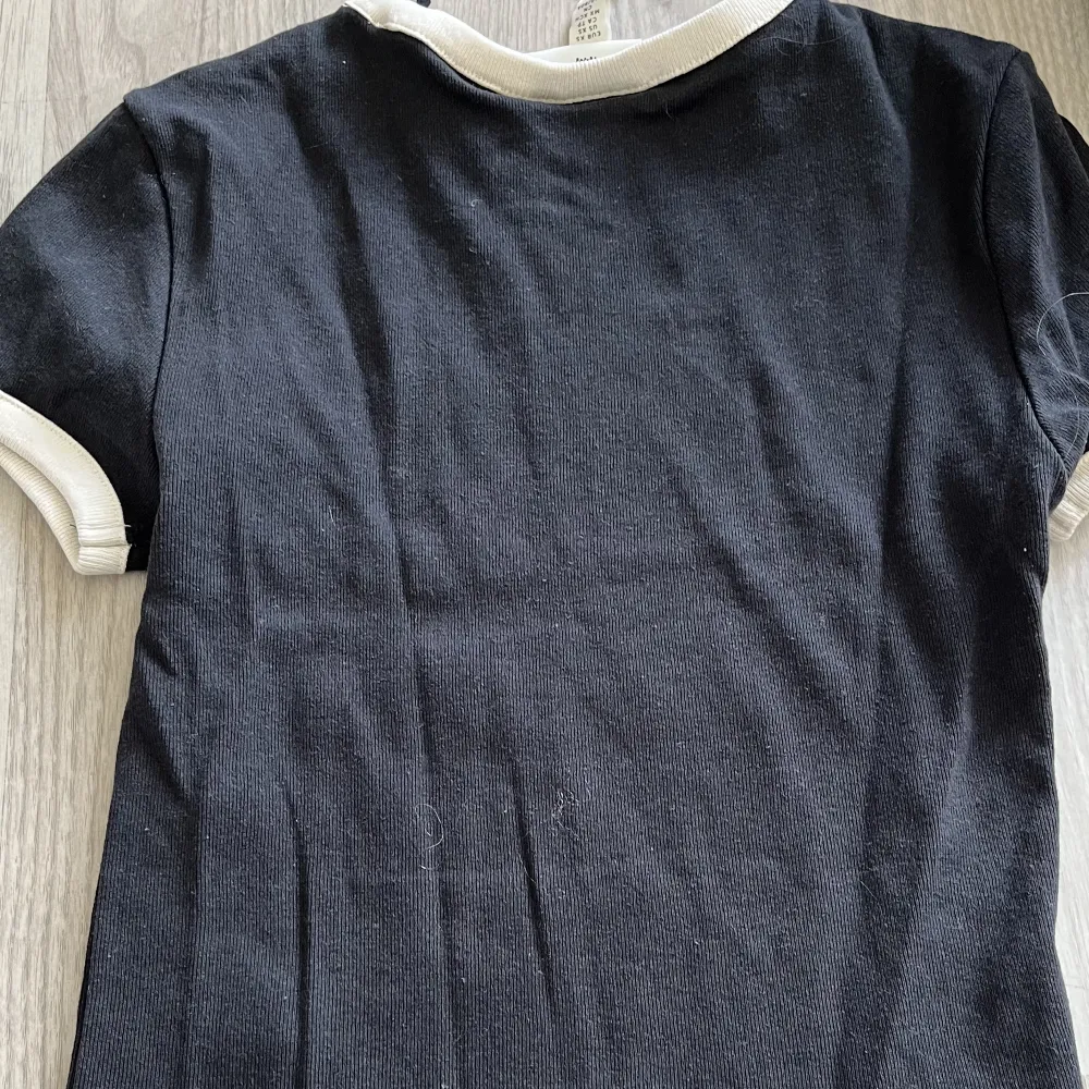 Säljer denna tröja ifrån HM, helt ny, testat 1 gång. Storlek Xs, ordinarie pris 149kr, nu pris 60kr💘. T-shirts.