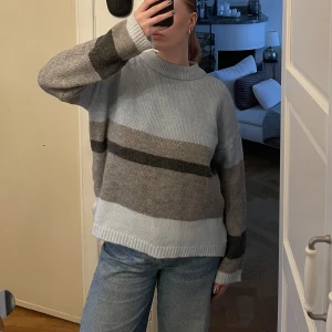 Stickad - Såå fin blå (randig) stickad tröja! Tröjan är ifrån Nakd och är i väldigt bra skick🤩😍 Storleken är S men skulle även säga att de lätt passar en M/L också, beroende på hur man vill att den sitter💞