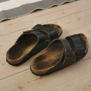 svarta birkenstock - svarta birkenstock i storlek 39! väl använda men bara fin patina:) kan mötas up i stockholm ev. betalar köpare frakt