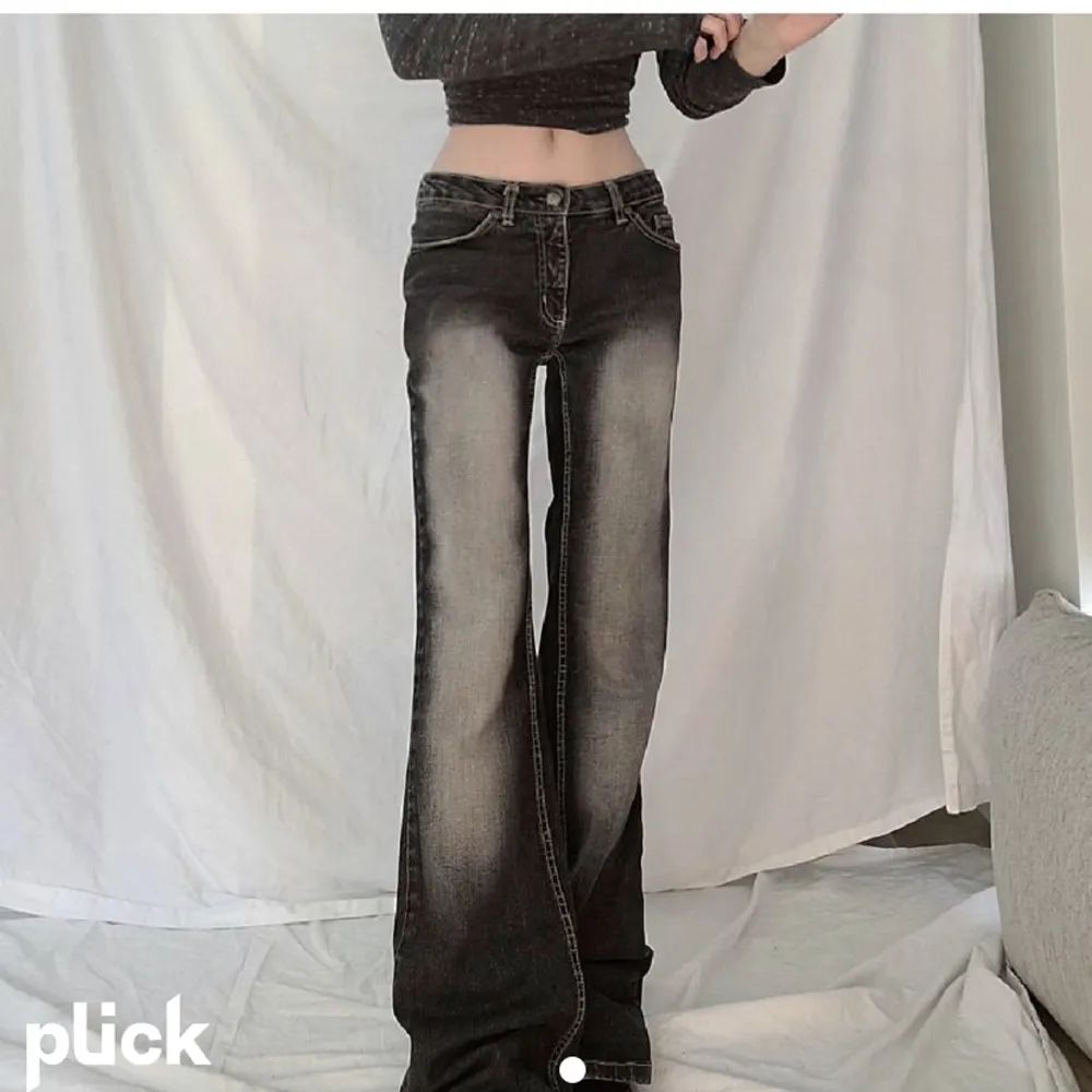 Säljer dessa super snygga lågmidjade jeans då de tyvärr var för stora för mig, som man kan se på bilderna är de köpta på plick (båda bilderna är lånade). Midjemått tvärsöver är 34 och innerbensmått är 83.. Jeans & Byxor.
