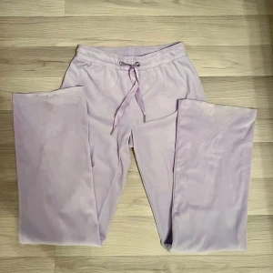 Gina Tricot Cecilia Trousers - Lila y2k mjukisbyxor från Gina Tricot i storlek XS! Väldigt sköna och i bra skick:) 