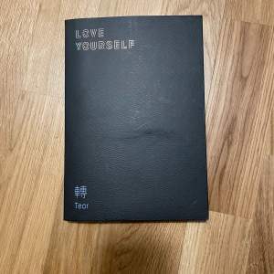 Säljer min kpop bts album ”love yourself” i färg svart… har aldrig använt den för ut o de va orsaken till Vf jag vill sälja den   Priset kan diskuteras   Du betalt frakt   