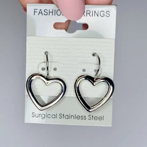 Hjärtörhängen  - (Frakt 15kr) Fina hjärtörhängen gjorda av rostfritt stål💗 helt nya och oanvända, passar bra som present eller om man vill ha dem själv! Vill du köpa flera av örhängena jag har lagt ut kan du få rabatt😁💗