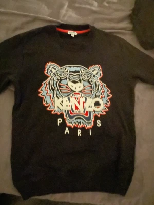 Kenzo sweatshirt äkta - 8/10 i skick Har tröttnat på den