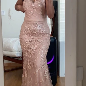Fest/bal klänning  - Helt ny klänning, fick inte chansen att ha den på min bal så jag säljer den vidare 