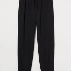 Svarta mjukis - Svarta mjukisbyxor från hm. Köpta för 199 kr och super bekväma, knappt använda!