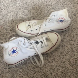 Converse  - Säljer dessa skorna då de är för små för mig. 