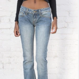 Low jeans  - Jeans ifrån brandy nypris 400, hör av er om ni vill ha fler bilder passar mig som är 163 och brukar ha s-xs
