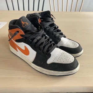 Jordan 1 Mid - Ett par jordan 1 mid som är relativt använda. 