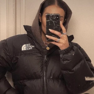 The north face - Tjena! Säljer nu min fina north face jacka🙌 Den är i väldigt bra skick😶‍🌫️ skicka ett dm ifall du undrar något🤠 TRYCK INTE ”köp nu”