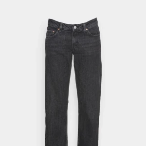 Weekday - Arrow jeans - Jeansen är från Weekday i modellen Arrow, använt några gånger och är i färgen ”Tar black”. Det finns ett litet hål på vänsta höften, men som knappast syns💞Det är strl 23/30.