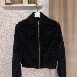 Ginatricot Teddy kofta - Croppad Teddy ”jacka” svart!🖤