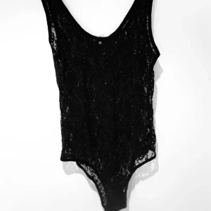 Body - En svart fin body i storlek Xs för 50kr och en genomskinlig rosa klänning i storlek Xs för 25 kr. Tryck inte på köp nu. Skriv privat istället. Köparen betalar frakten.
