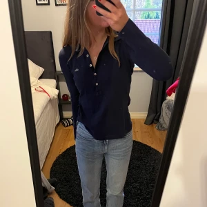 Tröja - Mörkblå tröja med krage från märket Lacoste. Fint skick!💞