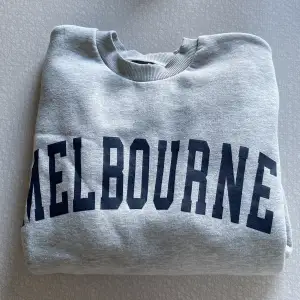 Hej! Jag säljer en grå hoodie med texten ”Melbourne” på, tröjan är från Gina tricot och i strlk XS. OBS köparen står för frakten.