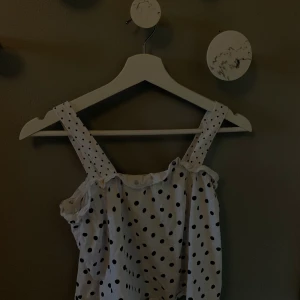 Linne  - Super gullig topp som är från Zara. Den är jätte fin och man kan lätt styla den med en kofta. Det är storlek XXS men passar lätt XS. Frakten är 14kr. ⚠️Budgivningen ska höjas med 10kr varje gång⚠️