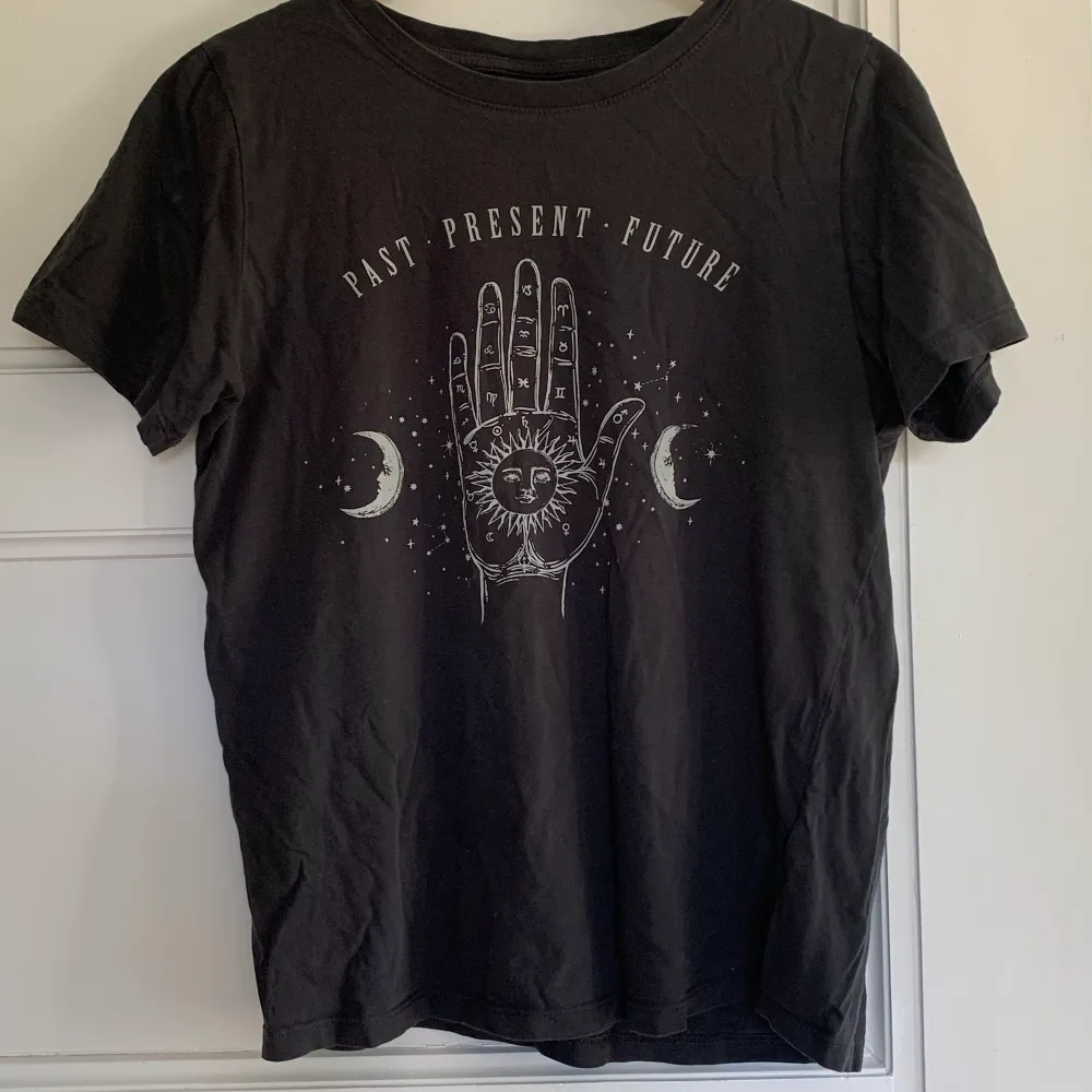 2 tshirts från Gina tricot. Den vita är i storlek XS och den gråa i storlek S. Båda är nästan helt oanvända och i bra skick. Den vita har en ljus fläck på magen. 90kr st + frakt eller 140kr för båda + frakt ( frakt cirka 50-70kr). Skjortor.