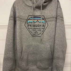 Patagonia Califonia Hoodie grå - Fräsch bra form på hoodie från pantagonia.  Passar en som är 178cm  Nypris 1099kr 