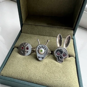 Marianilsdotter  - Säljer min så söta ”alien ring” ifrån Maria Nilsdotter. (Den imitten) Den är verkligen såå fin, speciellt med pärlan. Finns ej att köpa längre då den utgått. Super unik och cool. Inte helt säker på strl😙Kan gå ner till 2300 vid snabb affär.