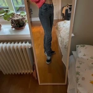 Mörkgrå jeans - Mörkgråa långa jeans från Zara. Ihopsydd slits. S/XS.