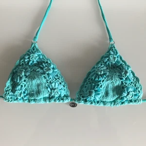Panos Emporio bikiniöverdel - Grön Panos Emporio bikiniöverdel, inlägg finns i den som man kan ta ut🌸 Den är i använt skick och en aning solblekt.  Hämtas i Kungsbacka eller skickas mot fraktkostnad☺️