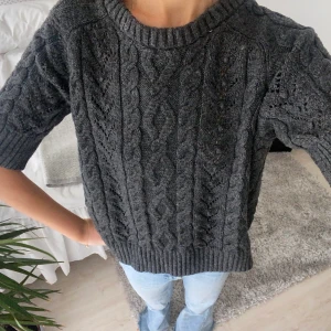 Zara tröja - Lånad bild!! (Skriv för mer bilder) Säljer min knappt använda stickade tröja från Zara, köpt för 2 år sedan