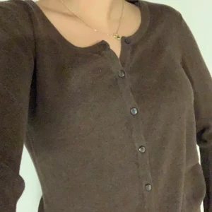 Kofta - En fin brun kofta med knappar hela vägen, den är i bra skick💖❤️