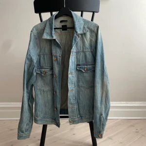 Jackor 500kr st - Jackor i  medium för 500kr st Rocken är slimmad Matinique  Dunjackan är en medium och märket Diesel Jeansjacka är i medium och märket Tiger