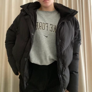 Vinterjacka  - Snygg vinterjacka från plt. I mycket bra skick, säljs då den inte kommer till användning längre 