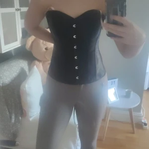 Svart korsett - Svart fin korsett från Amazon. Säljer pga kommer inte till användning. Storleken är 40/42 men är justerbar i ryggen så den passar många. Den är i nyskick. Det är bara o skriva om fler bilder eller man vill fråga något❤️