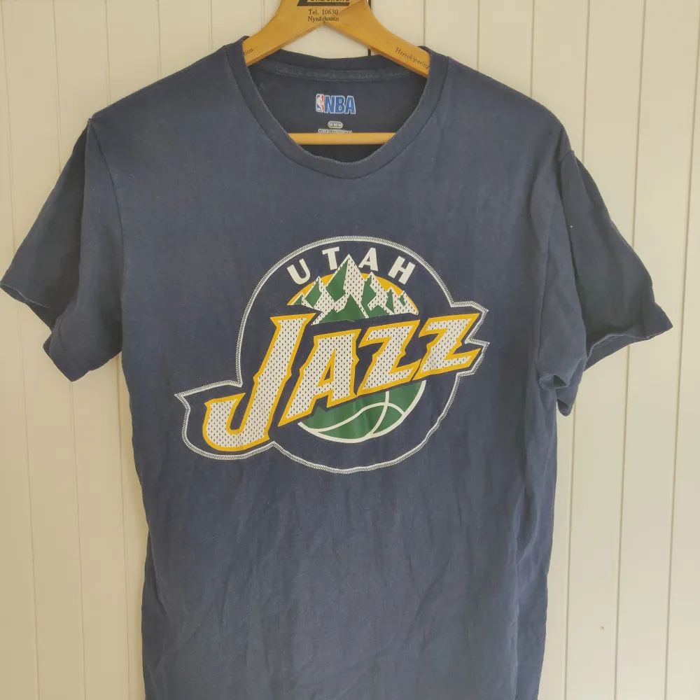 Mörkblå Utah jazz tisha storlek medium. Köpt secondhand. Bra skick. T-shirts.