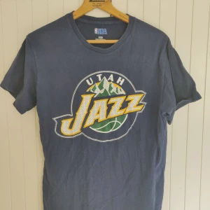 Utah Jazz t shirt - Mörkblå Utah jazz tisha storlek medium. Köpt secondhand. Bra skick