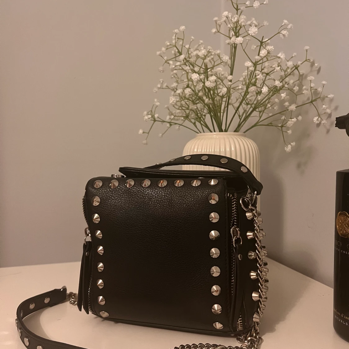 Svart nitväska med kedja 