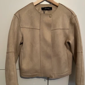 Mocka jacka zara - Perfekt höst jacka. Beige mocka jacka i storlek XS, kan skickas eller mötas upp i Stockholm 🥰