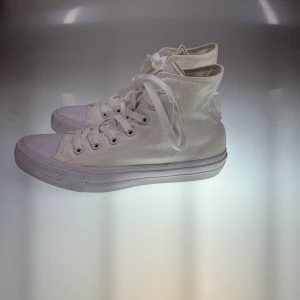Converse skor - Ett par Converse skor i storlek 38. Använt typ 2 gånger. Har speciell sula så de är mjukare att gå i.