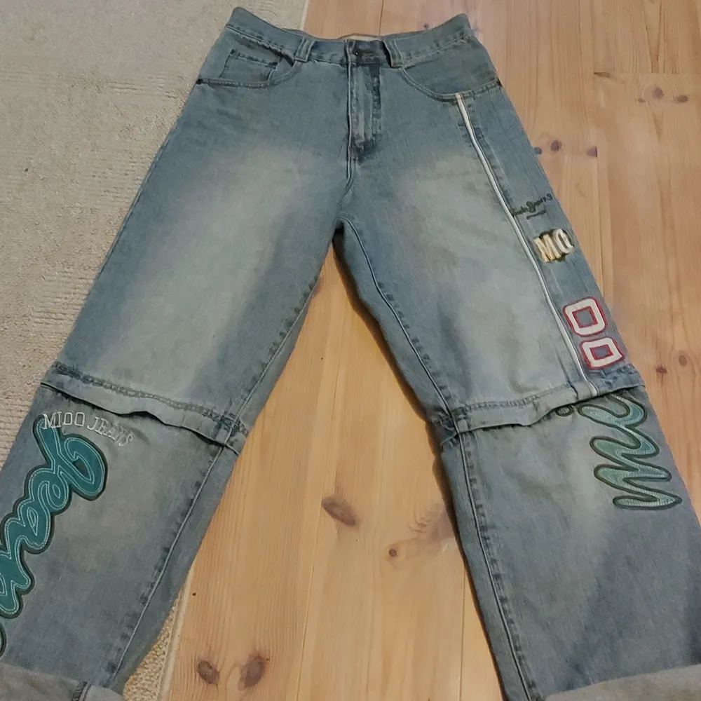 Coola baggy jeans med text på, ett måste i garderoben Kontakta mig, om du vill resonera om priset ;). Jeans & Byxor.