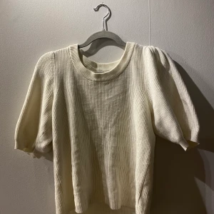 Stickad ”t-shirt” - En stickad vit t-shirt från cubus, mysig och varm perfekt till hösten. Ej använd så mycket så den är i fint skick som 