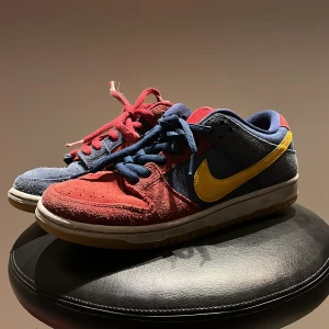 Nike SB Dunk Low Pro Catalonia - Säljer mina Nike SB Dunk Low Pro Catalonia i rätt så bra skick. Jag har skejtat dom typ 5 gånger annars bra.