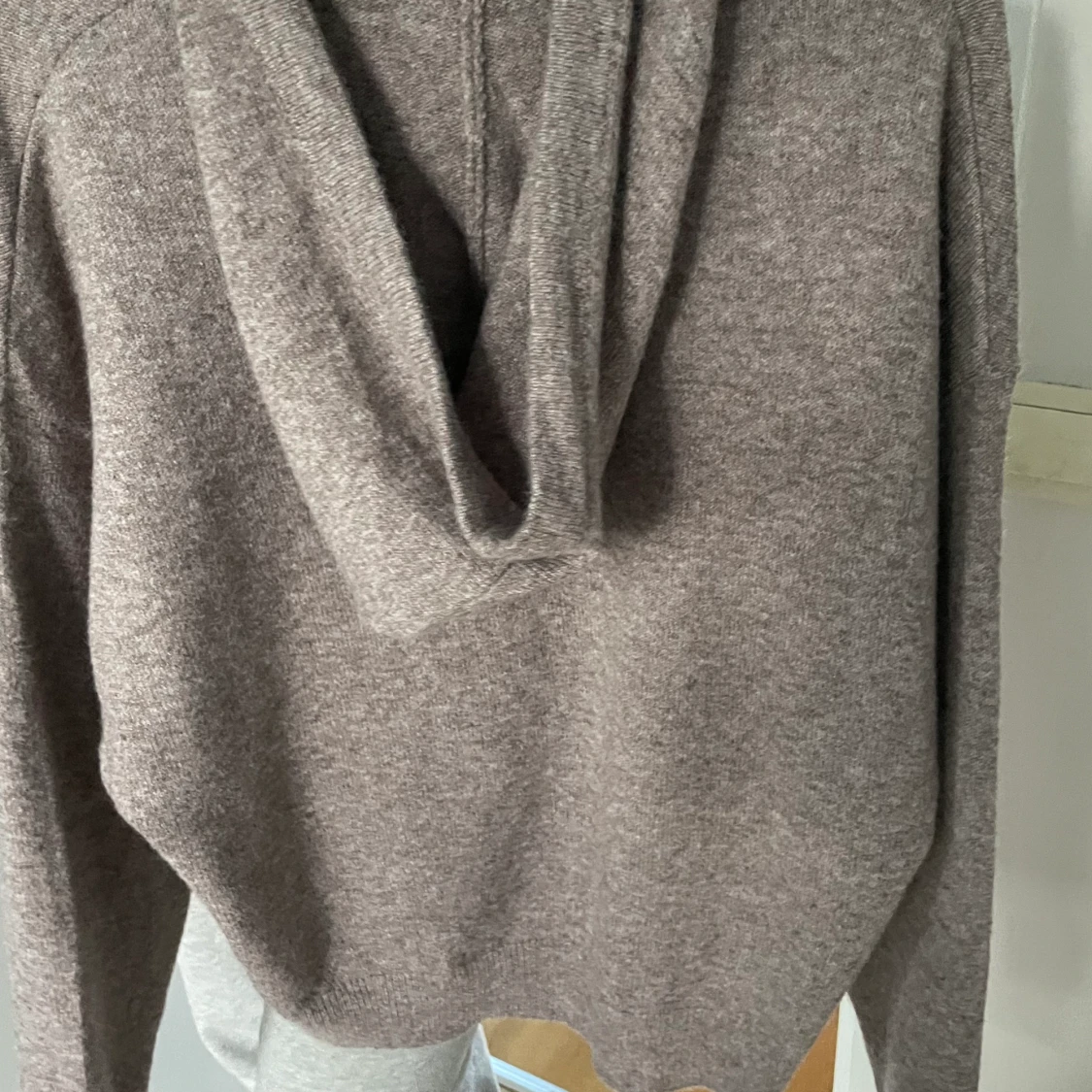 Stickad tröja med luva - 90