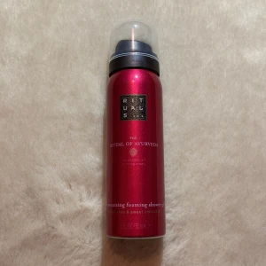 Foaming showe gel - Helt ny och oanvänd shower gel från rituals. Är från serien ritual of ayuverda. Doftar indisk ros och söt mandelolja. Superfin och glittrig flaska. Frakt tillkommer. 