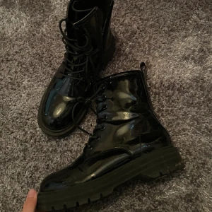 Svarta glansiga skor - Använda några gånger men väldigt bra skick 8/10, foder inuti så dom är väldigt sköna på vintern.