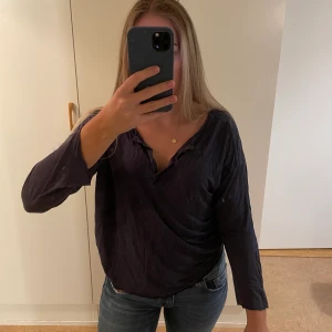 Topp från Filippa K❤️‍🔥❤️‍🔥 - Jättesöt långärmad topp i blå-grå färg och tunt material från Filippa k, bra skick, frakt tillkommer alternativt möts upp i Stockholm❤️‍🔥❤️‍🔥