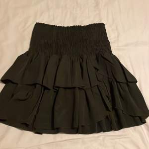 Säljer denna snygga svarta vulang kjol i storlek S