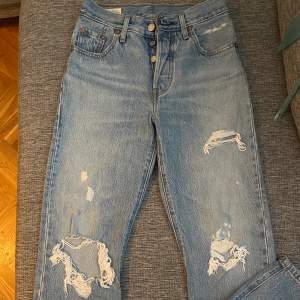 Super fina 501 premium jeans från Levi’s i storlek 23/26. I jättebra skick, använda fåtal gånger!  Frakt: 57kr