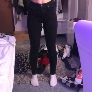 Svarta jeans - Svarta tighta jeans i storlek W28 L32 från noisy may, motsvarar ungefär en storlek xs/s. Nypris 299kr men kan diskuteras