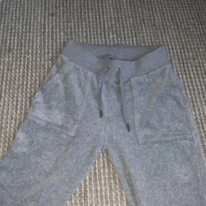 ÄKTA GRÅA JUICY COUTURE  - Nästan alldeles helt nya, har haft dem 5 veckor men bara använt typ två. Så de är typ helt nytvättade och fina