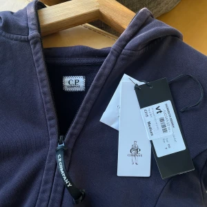 Cp company - Säljer nu min Cp company hoodie i storlek M. Skick 8/10. Nypris 2700kr mitt pris: 1499kr
