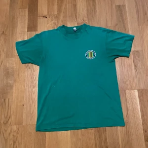 Vintage Vietnam veterans t shirt - Single stitch vintage t shirt. Mycket bra skick förutom 2 små fläckar på framsidan. 