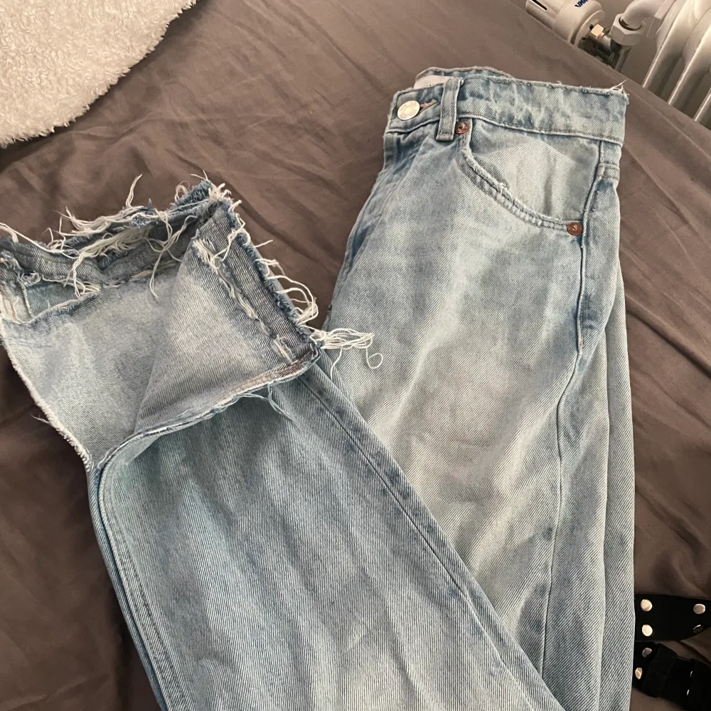 Säljer dessa lågmidjade jeans med slits från zara. Det är full length. Köparen står för frakten💓. Jeans & Byxor.